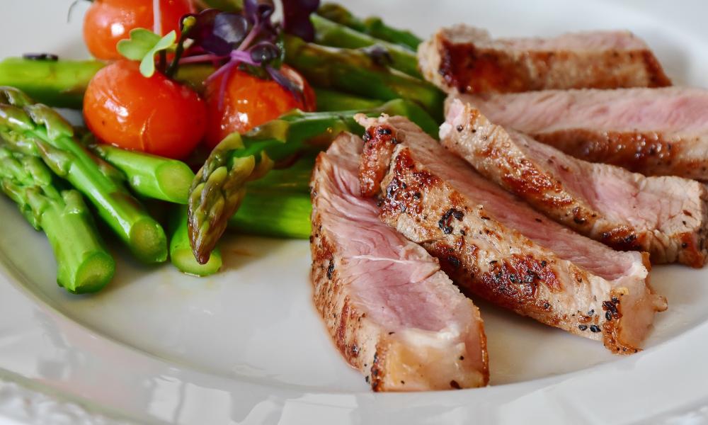 Steak with asparagus