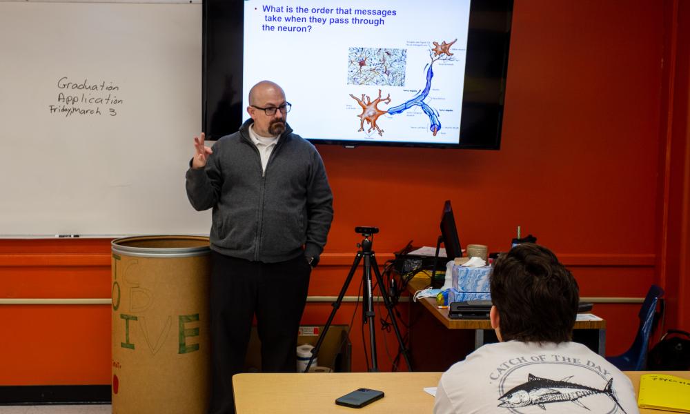 Phil Thorsen leads a discussion about neurons in a psychology class