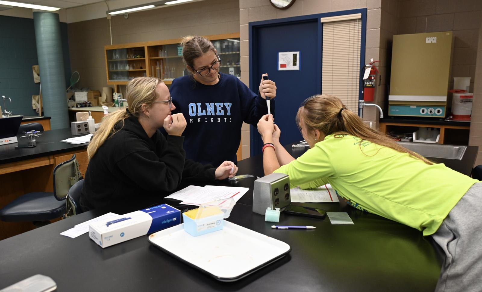 Students working in the life science lab