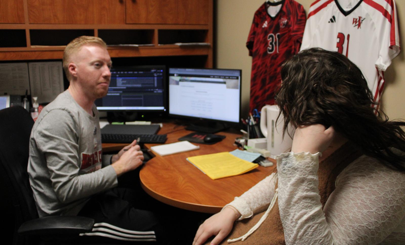 Advisor assisting student with registration