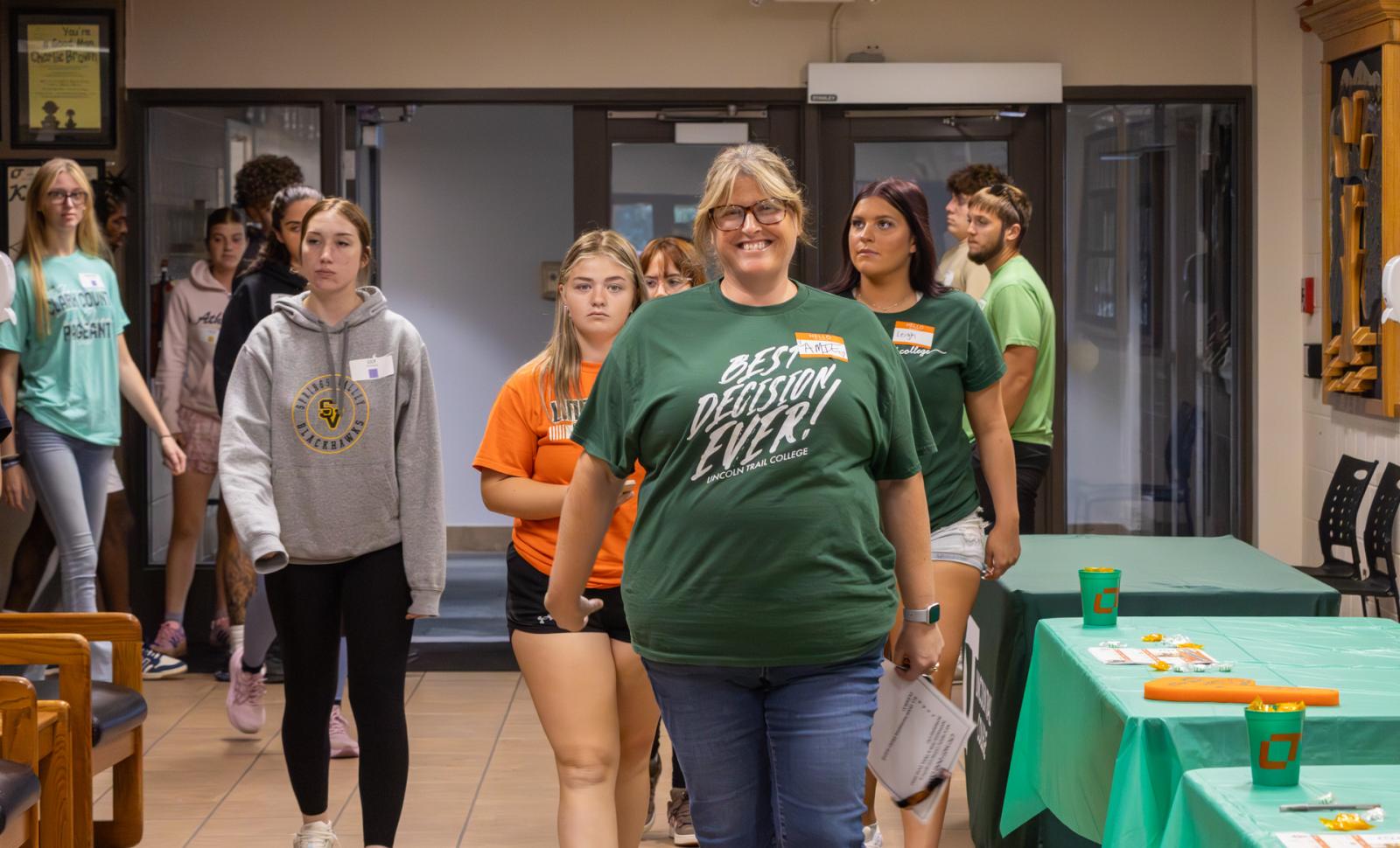 Lincoln Trail College Instructor Amie Mayhall leads a group of new students through campus during New Student Orientation.